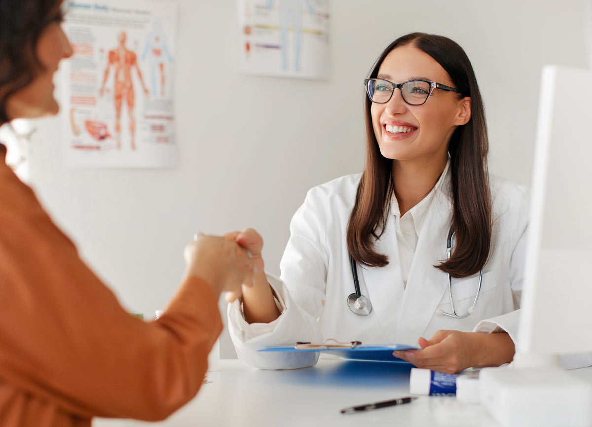 Allgemeinmedizin & Internisten und andere Fachgruppen: Freundliche Ärztin im Gespräch mit Patientin – individuelle medizinische Beratung und ganzheitliche Gesundheitsbetreuung