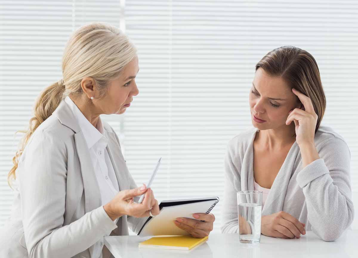 Heilpraktikerin im Gespräch mit Patientin – naturheilkundliche Anamnese und integrative Diagnostik mit Proteomis-Profil
